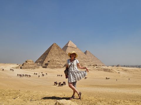 Vrouw bij de piramides van Gizeh in Egypte | Kingfisher Tours
